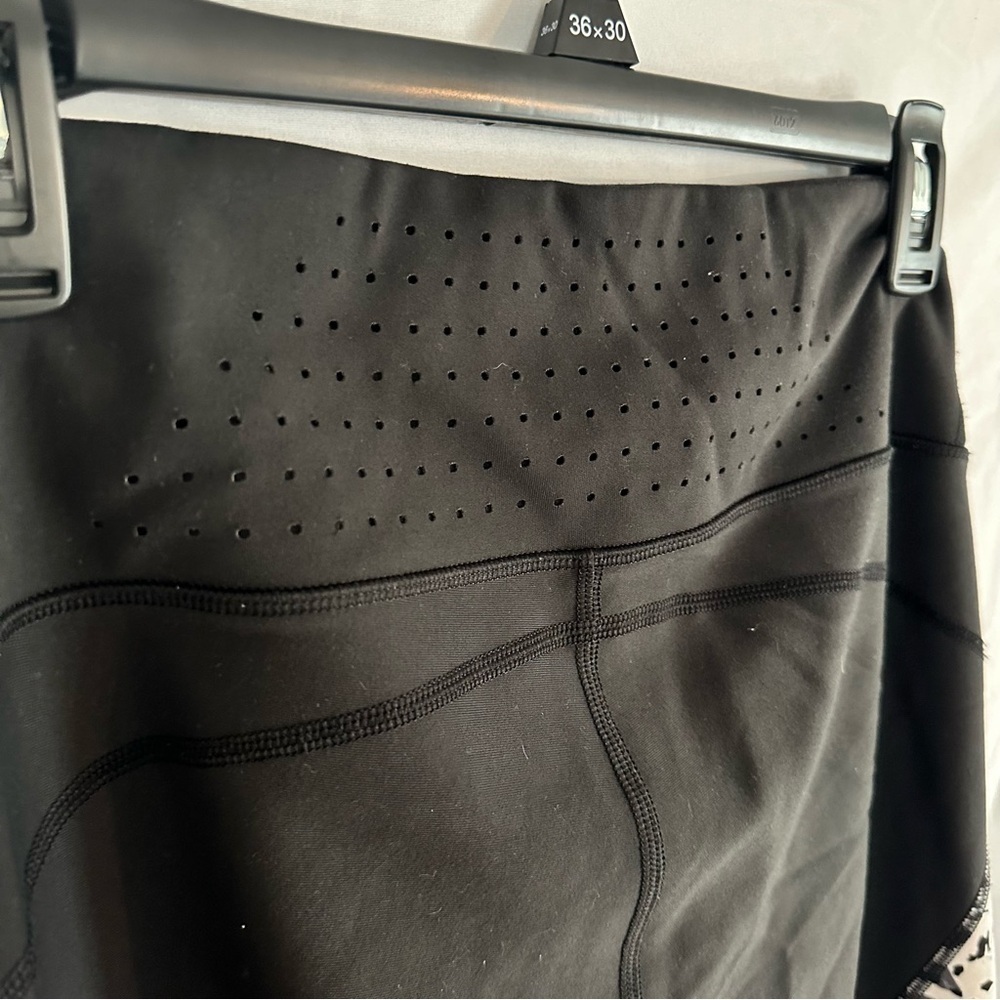 Athleta Printed Stealth TruCool Capri Leggings cut out design White/Black Size M - Picture 4 of 4